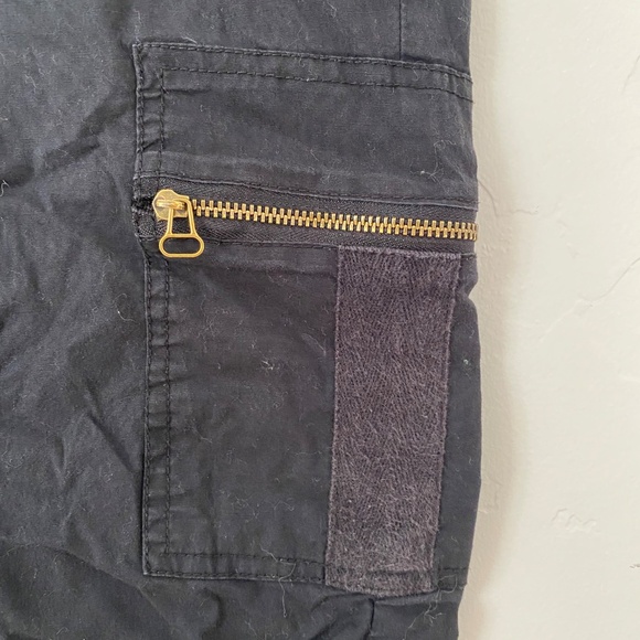 Black capris with zips and elastic waistband - Picture 6 of 6